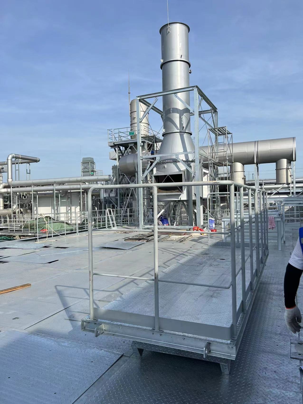 某电子厂烟囱安装进展中（实物和3D的对照））